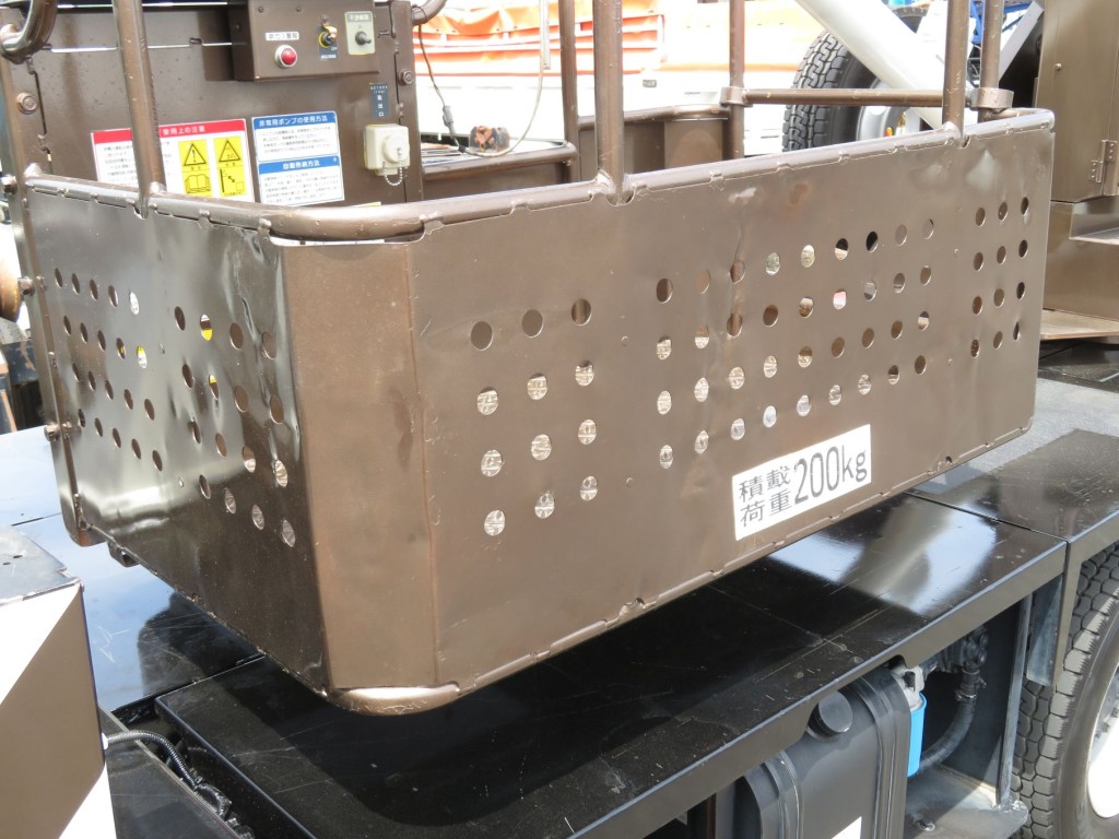 バケット外周各所にヘコミがあります。|日野 デュトロ TKG-XZU640F(2WD)の写真21