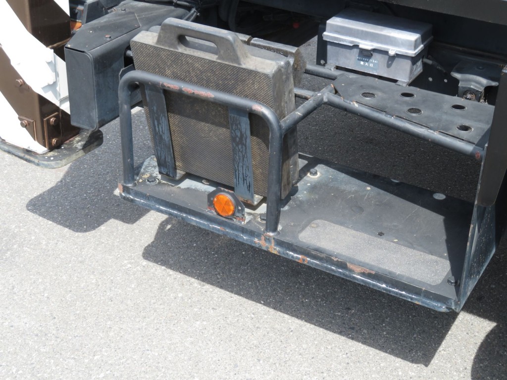 運転席側ステップ周りに細かいサビがあります。|日野 デュトロ TKG-XZU640F(2WD)の写真34