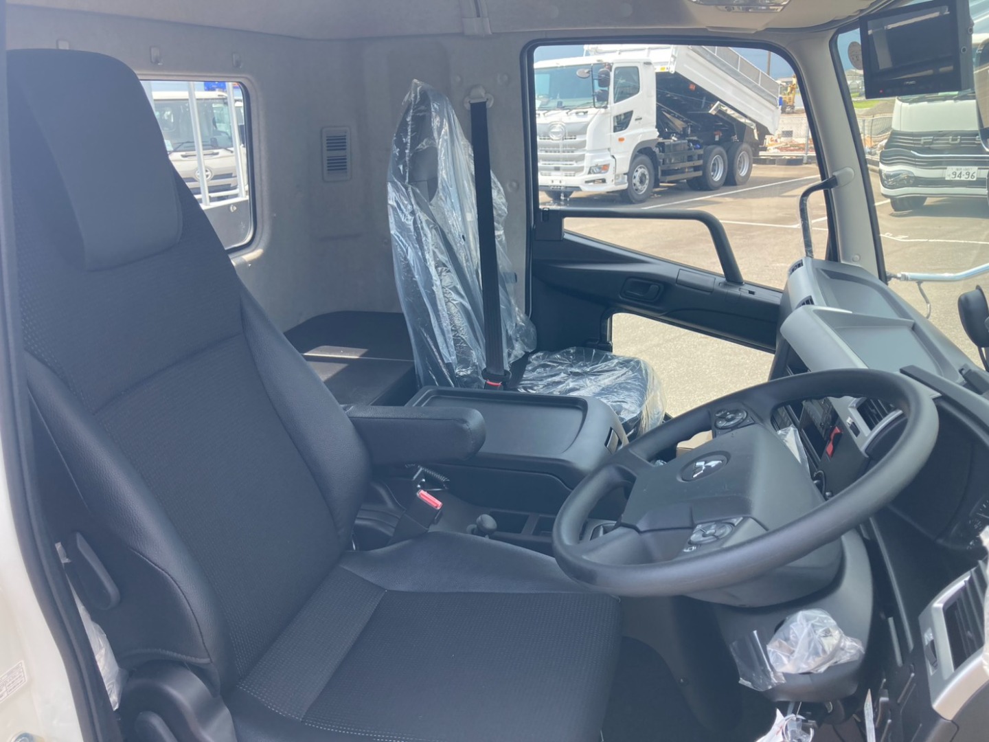 車内です。|三菱 ファイター 2KG-FK65F(2WD)の写真11
