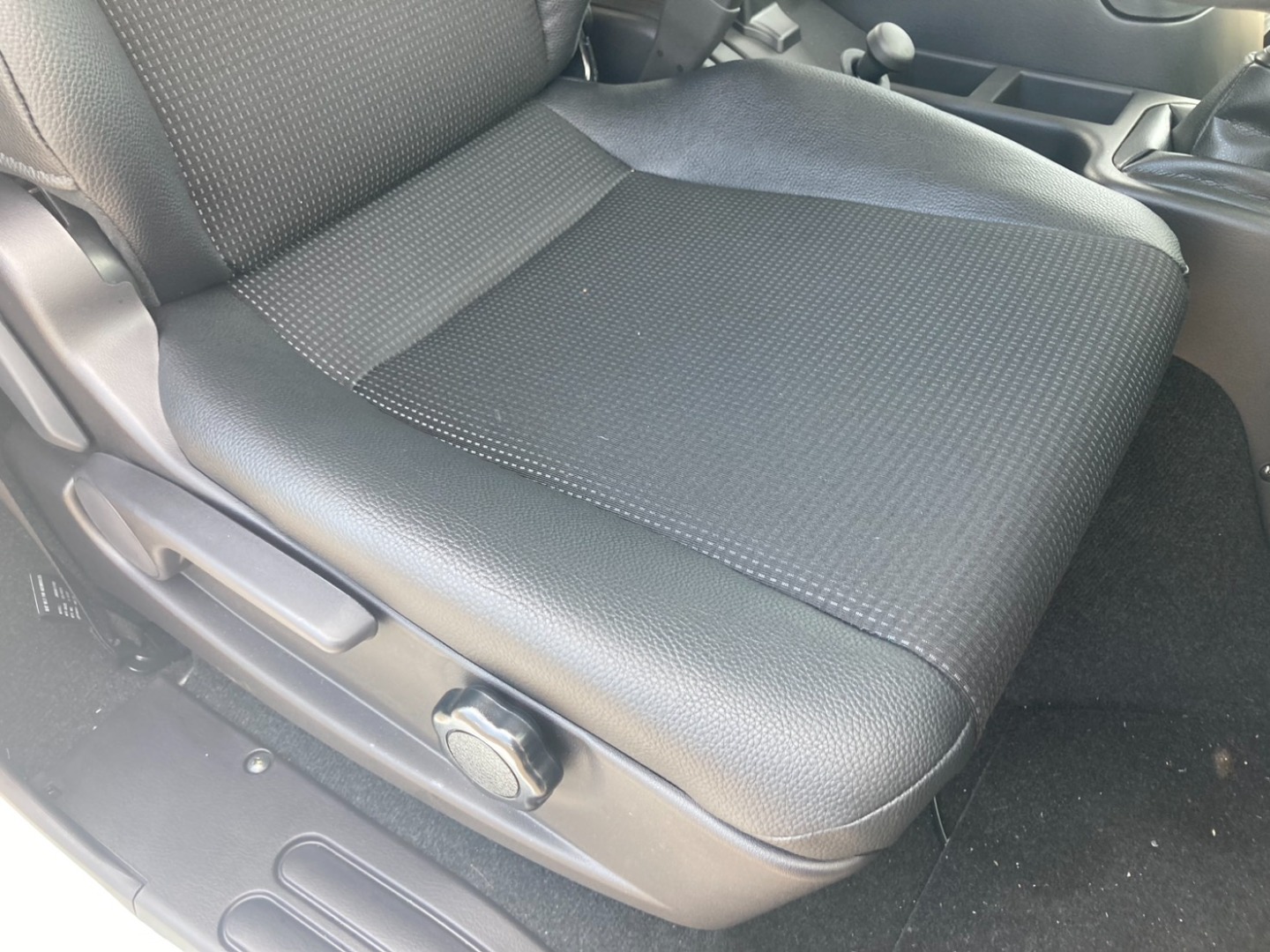 シート座面の状態です。|三菱 ファイター 2KG-FK65F(2WD)の写真12