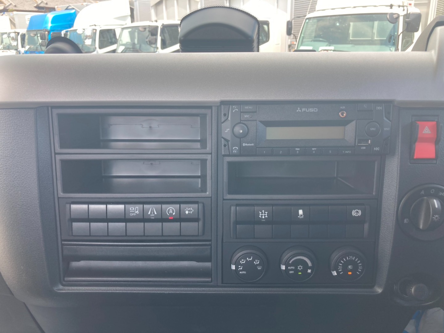 インパネ周りです。|三菱 ファイター 2KG-FK65F(2WD)の写真30