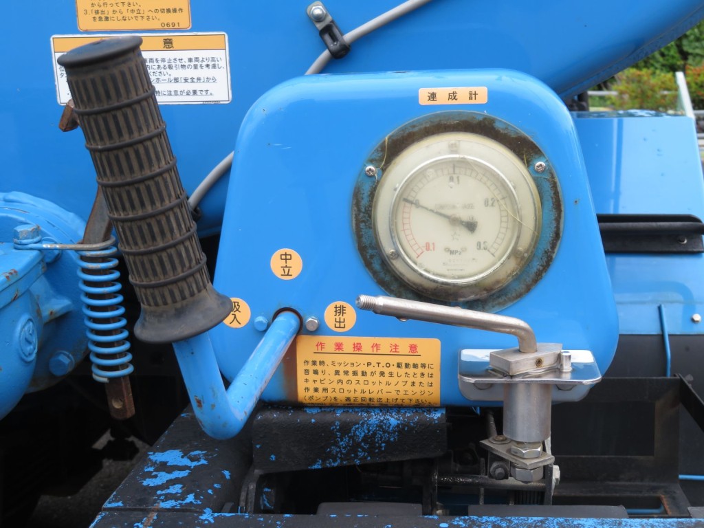 吸入・中立・排出の切り替えバルブと連成計です。|いすゞ エルフ 2RG-NKR88AN(2WD)の写真15