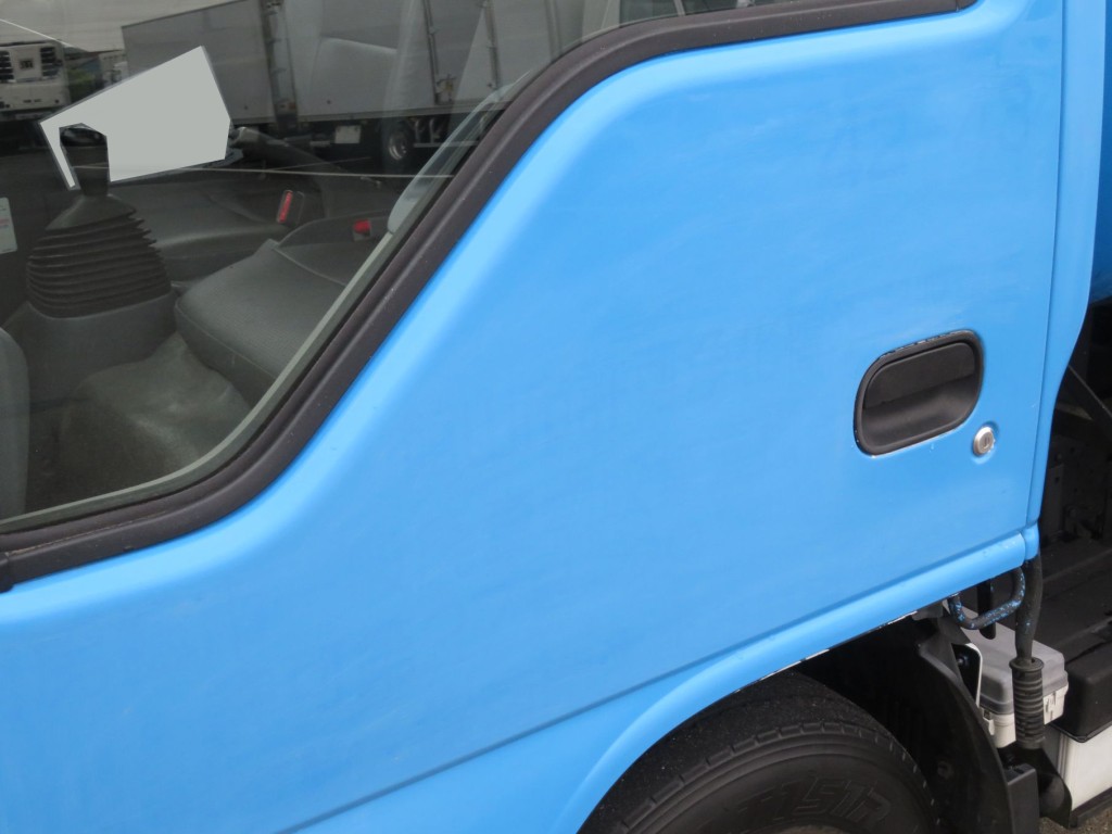 助手席ドアに看板剥がしキズがあります。|いすゞ エルフ 2RG-NKR88AN(2WD)の写真19