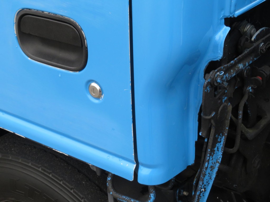 助手席ドア後端に細かいキズがあります。|いすゞ エルフ 2RG-NKR88AN(2WD)の写真20