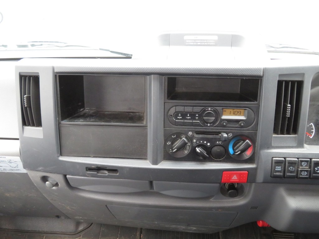 インパネ周りの状態です。|いすゞ エルフ 2RG-NKR88AN(2WD)の写真28