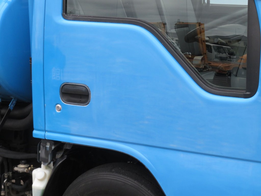 運転席ドアに看板剥がしキズがあります。|いすゞ エルフ 2RG-NKR88AN(2WD)の写真36