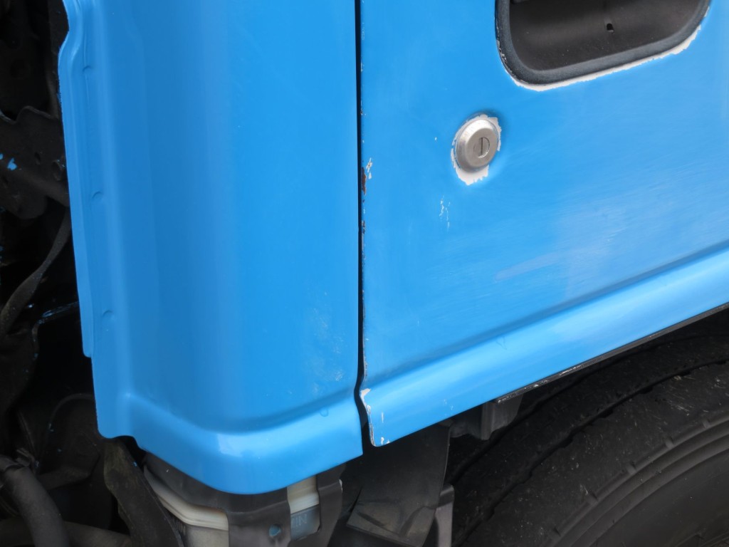 運転席ドア後端に細かいキズがあります。|いすゞ エルフ 2RG-NKR88AN(2WD)の写真38