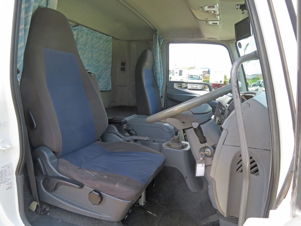 運転席座面にヘタリ・破れがあります。|三菱 ファイター TKG-FK64F(2WD)の写真6