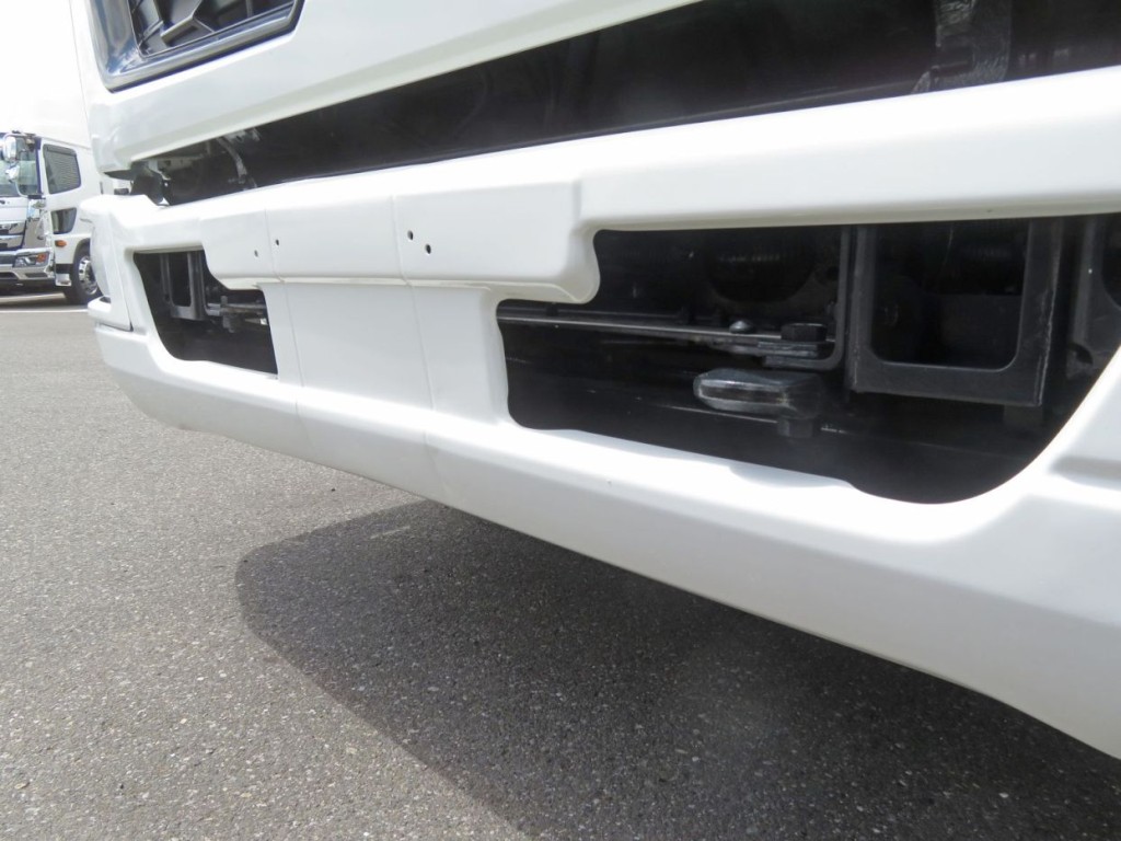 フロントバンパーに軽いヘコミがあります。|三菱 ファイター TKG-FK64F(2WD)の写真22