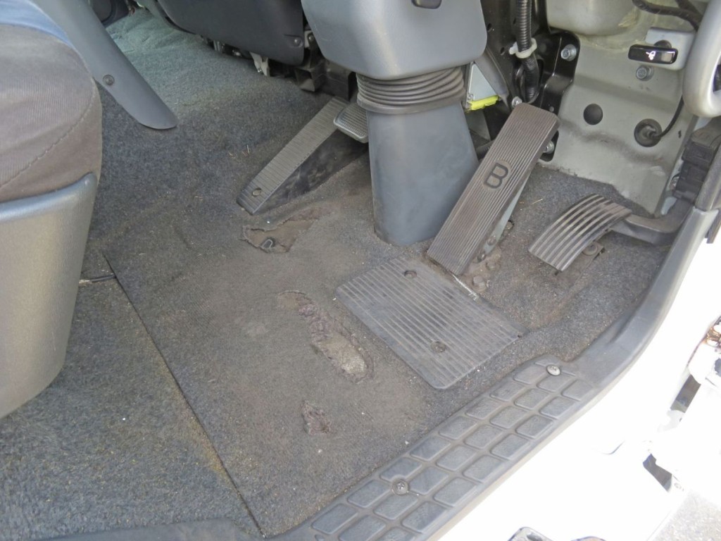 運転席床のマットに破れがあります。|三菱 ファイター TKG-FK64F(2WD)の写真25