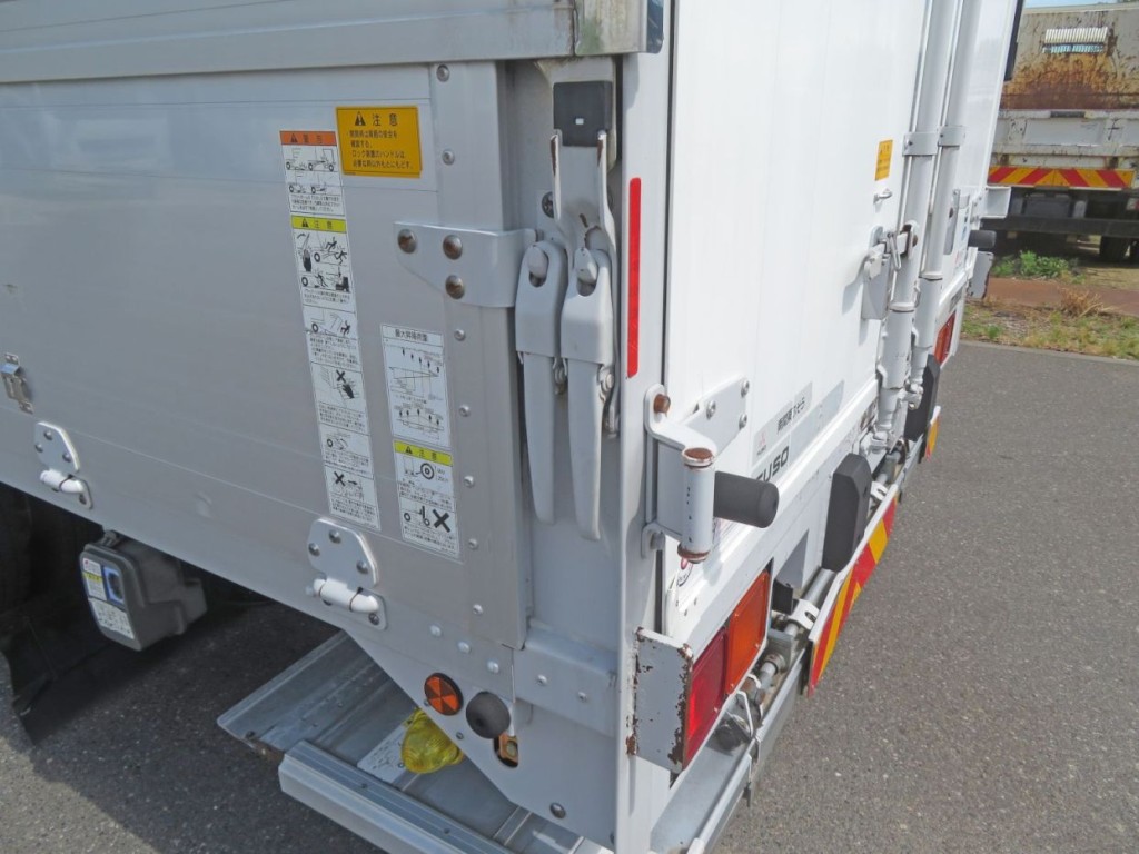 あおりロック・ウイングロック周りに軽いキズ・少しサビがあります。(丁番・ステーにサビがあります)|三菱 ファイター TKG-FK64F(2WD)の写真38