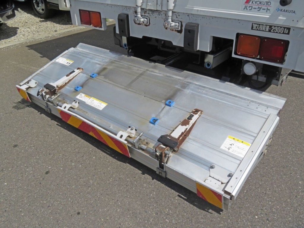 リアゲート裏面にサビ・汚れ跡があります。|三菱 ファイター TKG-FK64F(2WD)の写真45