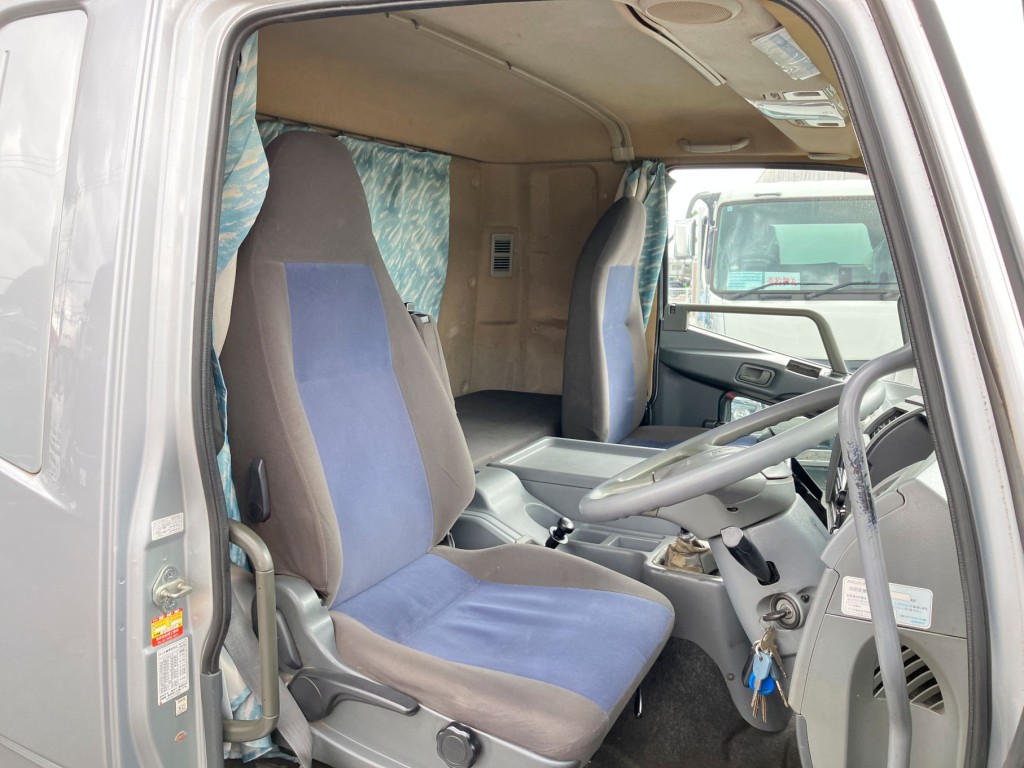 乗車定員は2名です。|三菱 ファイター QKG-FK62FZの写真5