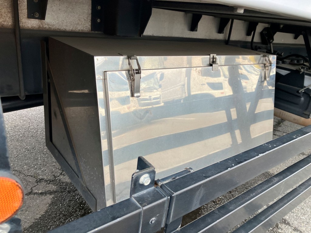 工具箱はステンレス製です。運転席側に付いています|三菱 ファイター QKG-FK62FZの写真14