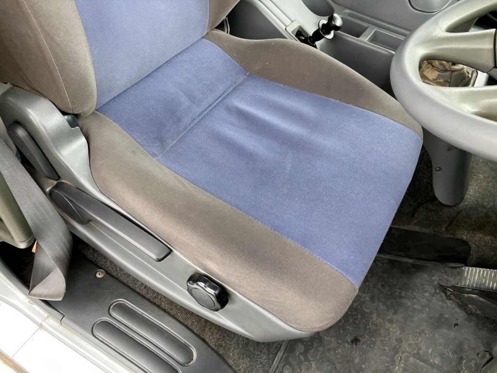 運転席座面にヘタリがあります。|三菱 ファイター QKG-FK62FZの写真22