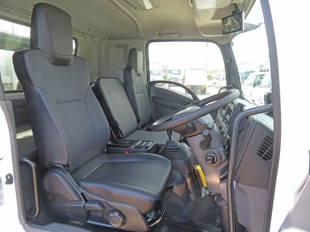 乗車定員は3名です。|いすゞ フォワード 2RG-FTR90U4の写真6