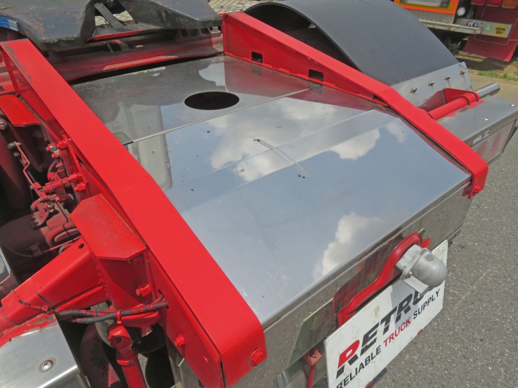 カプラガイド中央にステンレス製のカバーが付いています。(少しキズがあります)|三菱 スーパーグレート 2RG-FP74HDRの写真17