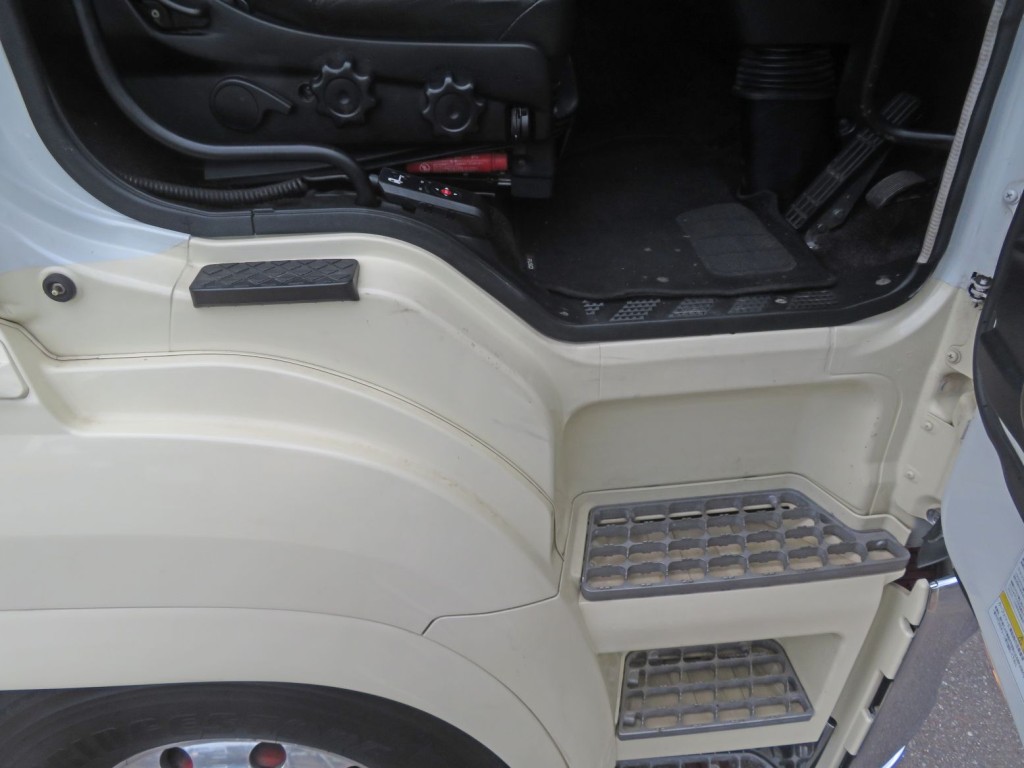 運転席側乗り口に細かいキズがあります。|三菱 スーパーグレート 2RG-FP74HDRの写真34