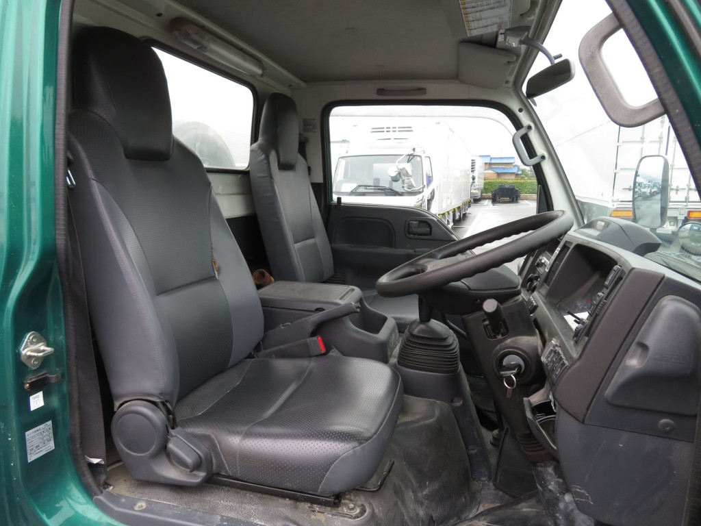 運転席座面にヘタリ、背面に破れがあります。|いすゞ エルフ 2RG-NKR88N(2WD)の写真6