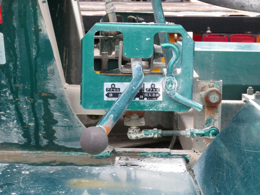 上物の操作レバーです。|いすゞ エルフ 2RG-NKR88N(2WD)の写真13
