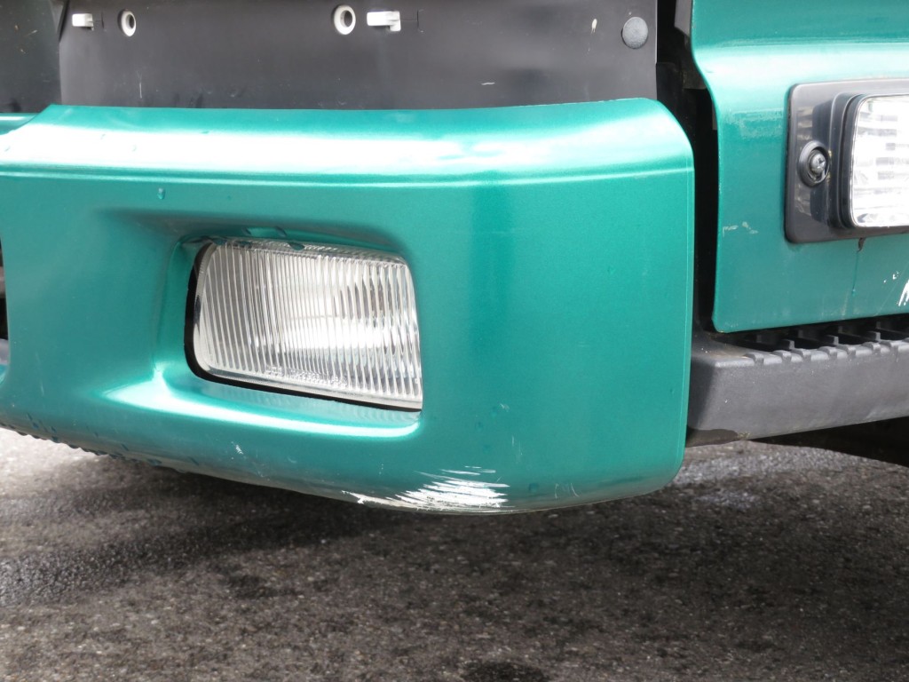フロントバンパー助手席側にスリキズがあります。|いすゞ エルフ 2RG-NKR88N(2WD)の写真18