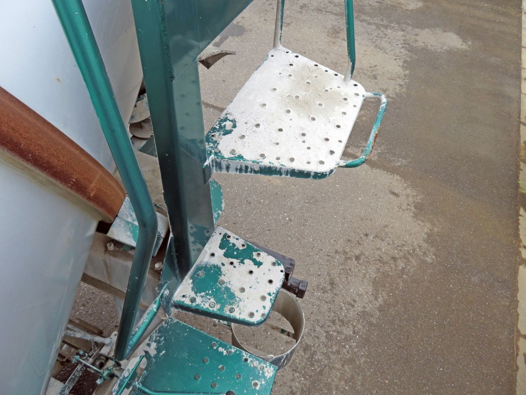 助手席側後方のステップにコンクリが付着しています。|いすゞ エルフ 2RG-NKR88N(2WD)の写真32