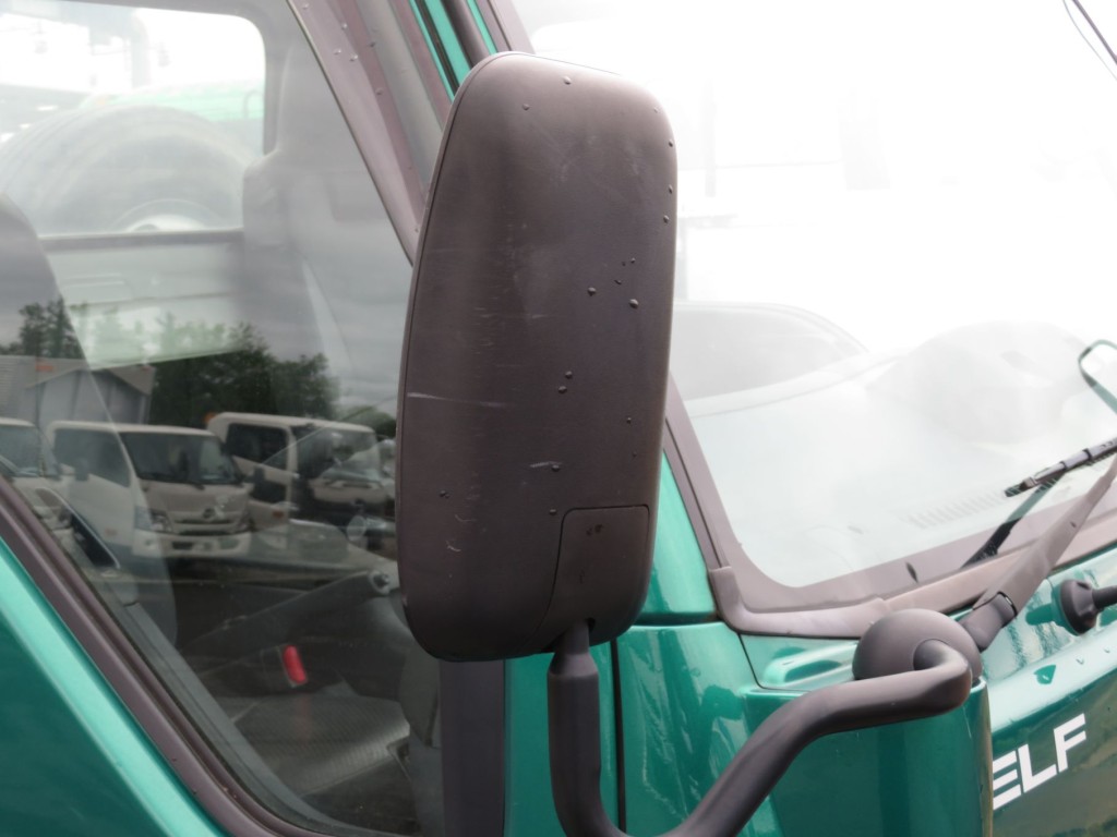 運転席側サイドミラーカバーにキズがあります。|いすゞ エルフ 2RG-NKR88N(2WD)の写真33