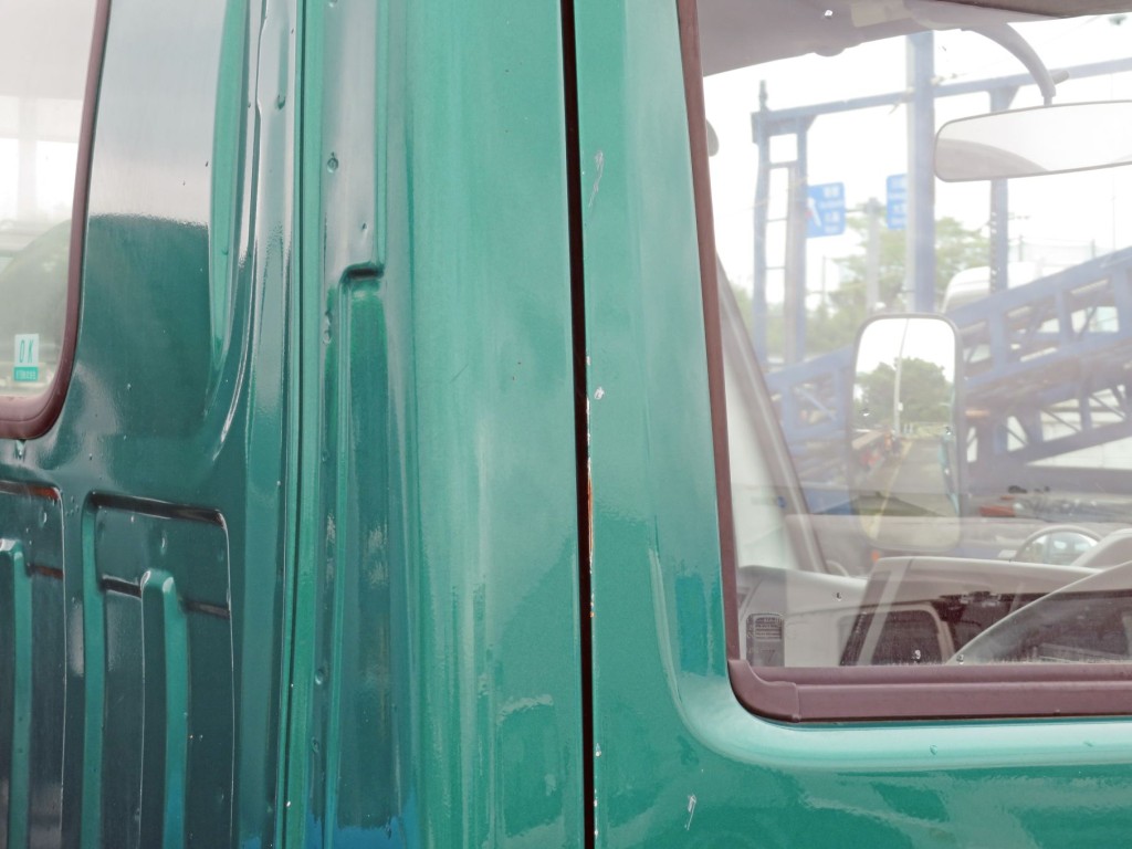 運転席ドア後端に小キズがあります。|いすゞ エルフ 2RG-NKR88N(2WD)の写真36