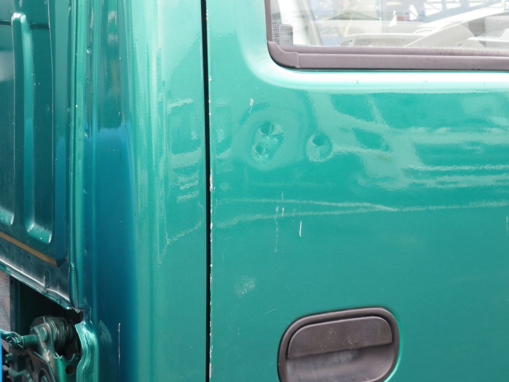運転席ドア後方にヘコミがあります。|いすゞ エルフ 2RG-NKR88N(2WD)の写真37
