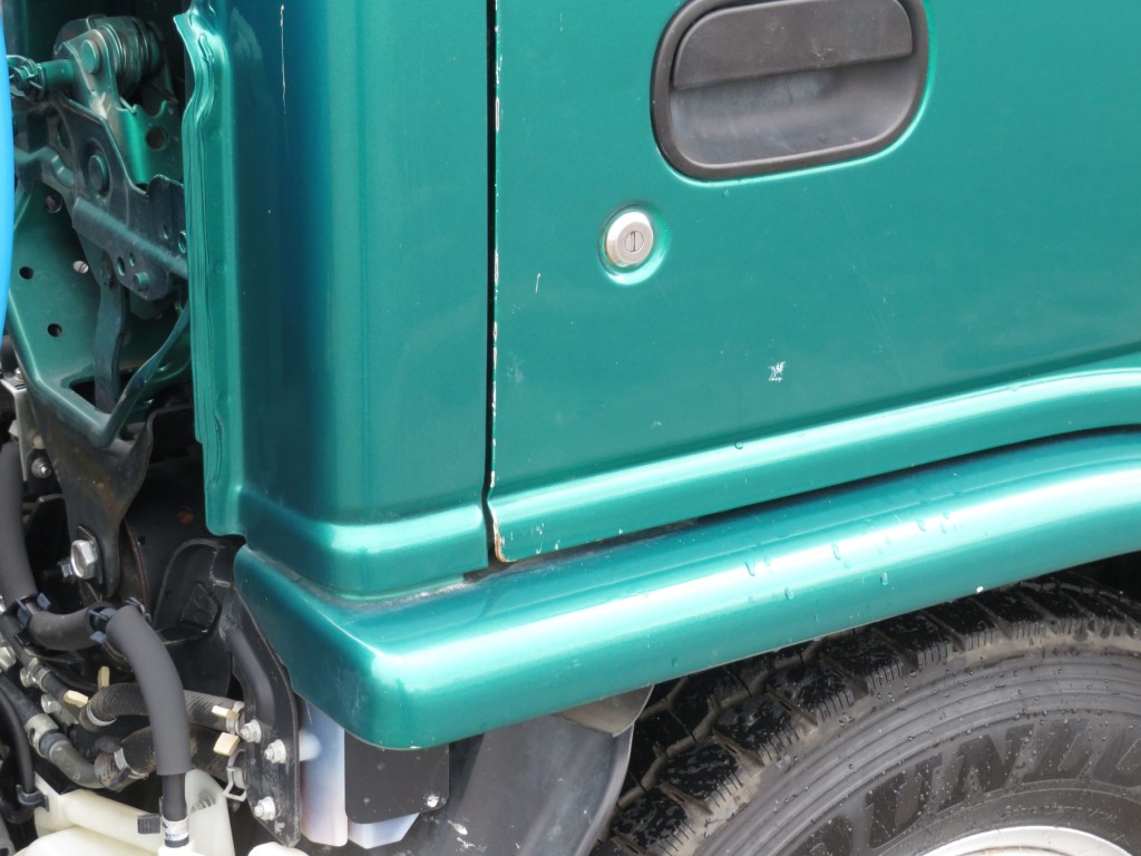 運転席ドア後端にキズ・サビがあります。|いすゞ エルフ 2RG-NKR88N(2WD)の写真38