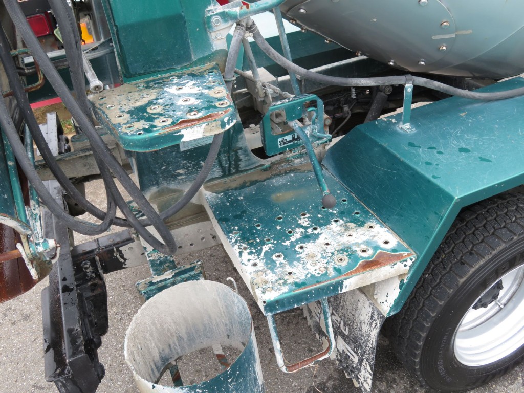 助手席側後方のステップにサビ・コンクリが付着しています。|いすゞ エルフ 2RG-NKR88N(2WD)の写真40