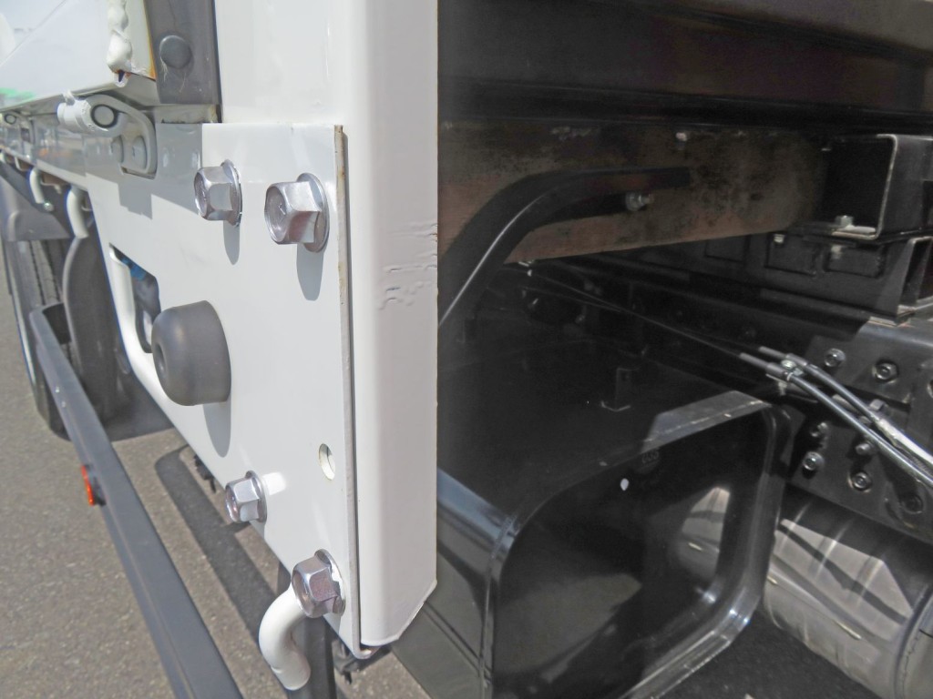 運転席側サイドレール前方に塗装のむらがあります。|三菱 キャンター 2RG-FEB80(2WD)の写真25