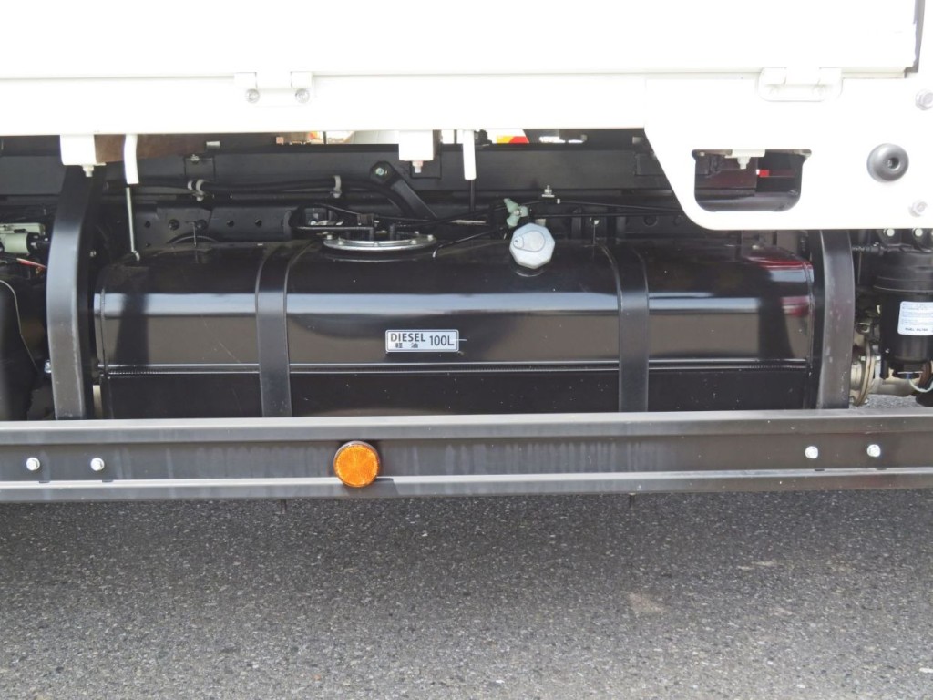 燃料タンクは100Lです。|三菱 キャンター 2RG-FEB80(2WD)の写真37