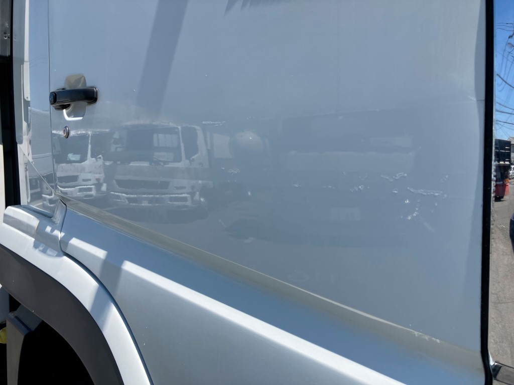 運転席側ドアからクオーターパネルにかけてにタッチアップ跡が多数あります。|三菱 スーパーグレート 2PG-FS74HZ(8x4)の写真43