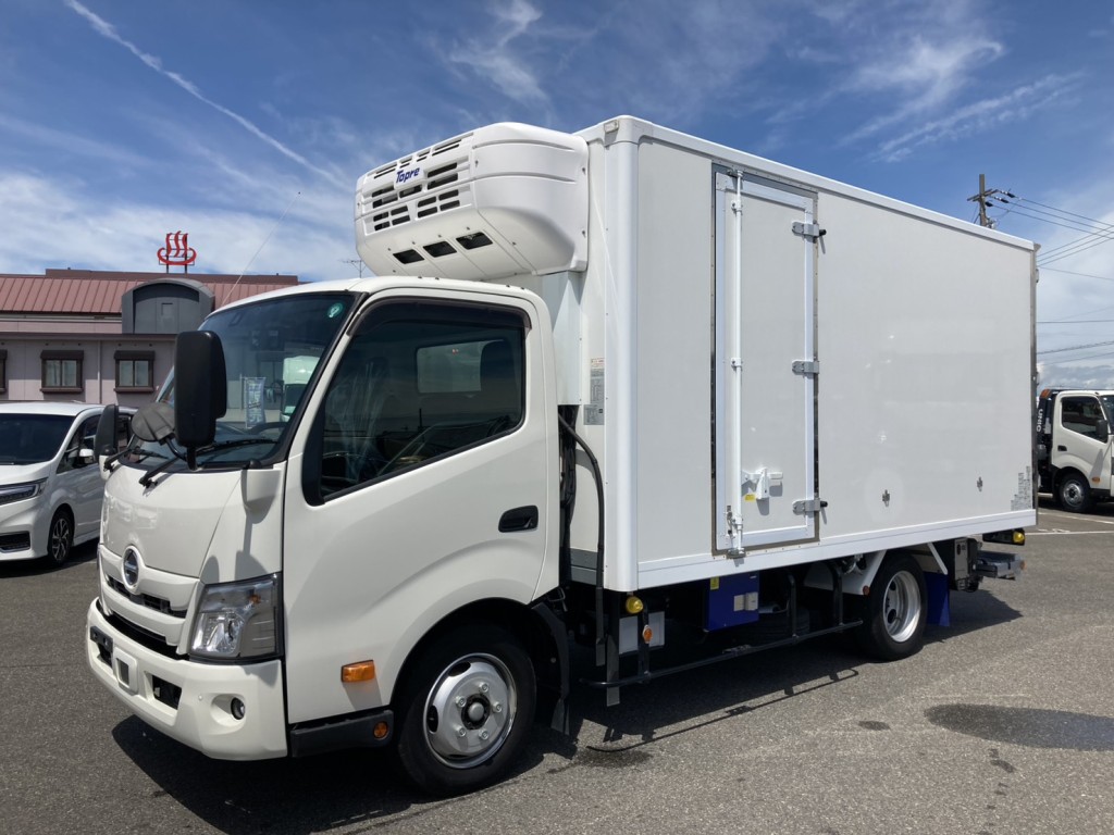 ワイドロングの格納ゲート付き冷凍バンです。|日野 デュトロ 2RG-XZU710M(2WD)の写真1