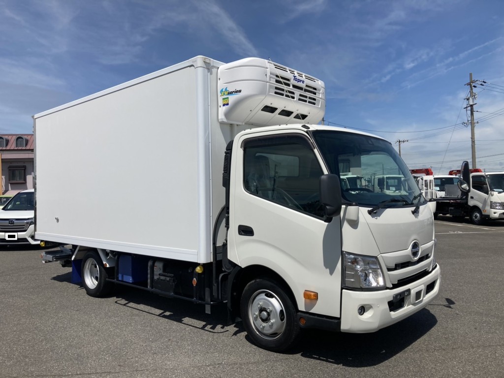 ワイドロングの格納ゲート付き冷凍バンです。|日野 デュトロ 2RG-XZU710M(2WD)の写真2