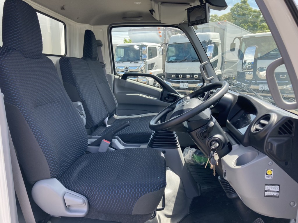 車内です。|日野 デュトロ 2RG-XZU710M(2WD)の写真10