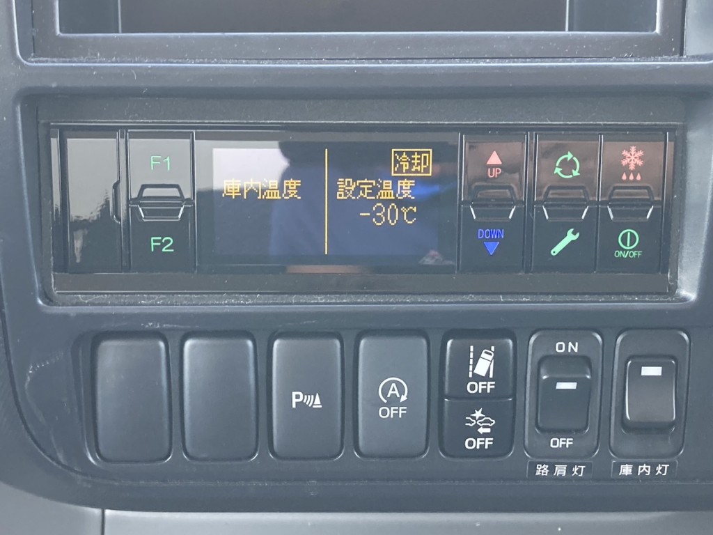 冷凍機のコントロールパネルです。|日野 デュトロ 2RG-XZU710M(2WD)の写真43