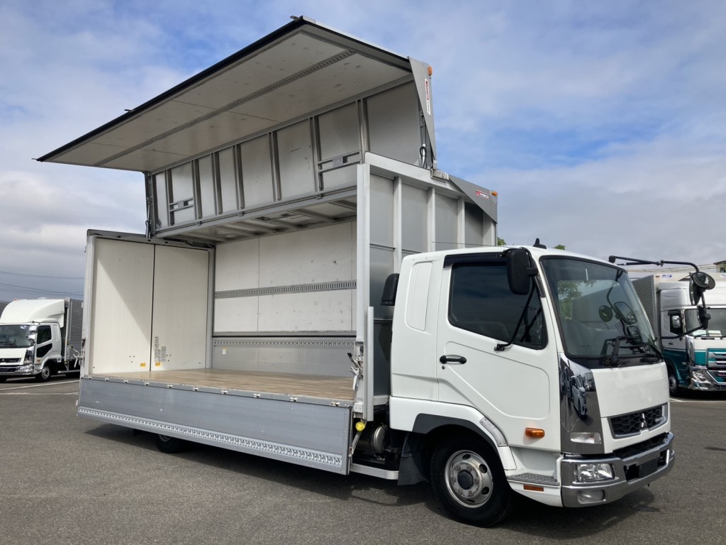 エアサスの62ワイド格納ゲート付きアルミウイングです。|三菱 ファイター 2KG-FK65F(2WD)の写真2