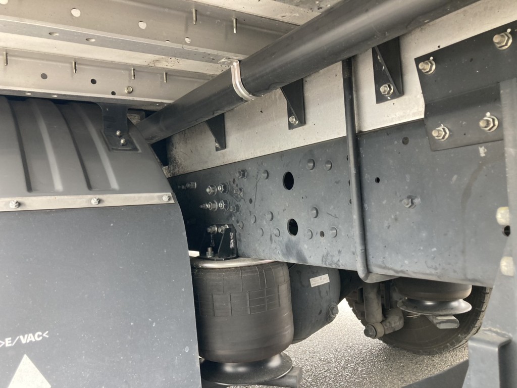 シャーシとネタとエアサスの状態です。|三菱 ファイター 2KG-FK65F(2WD)の写真6