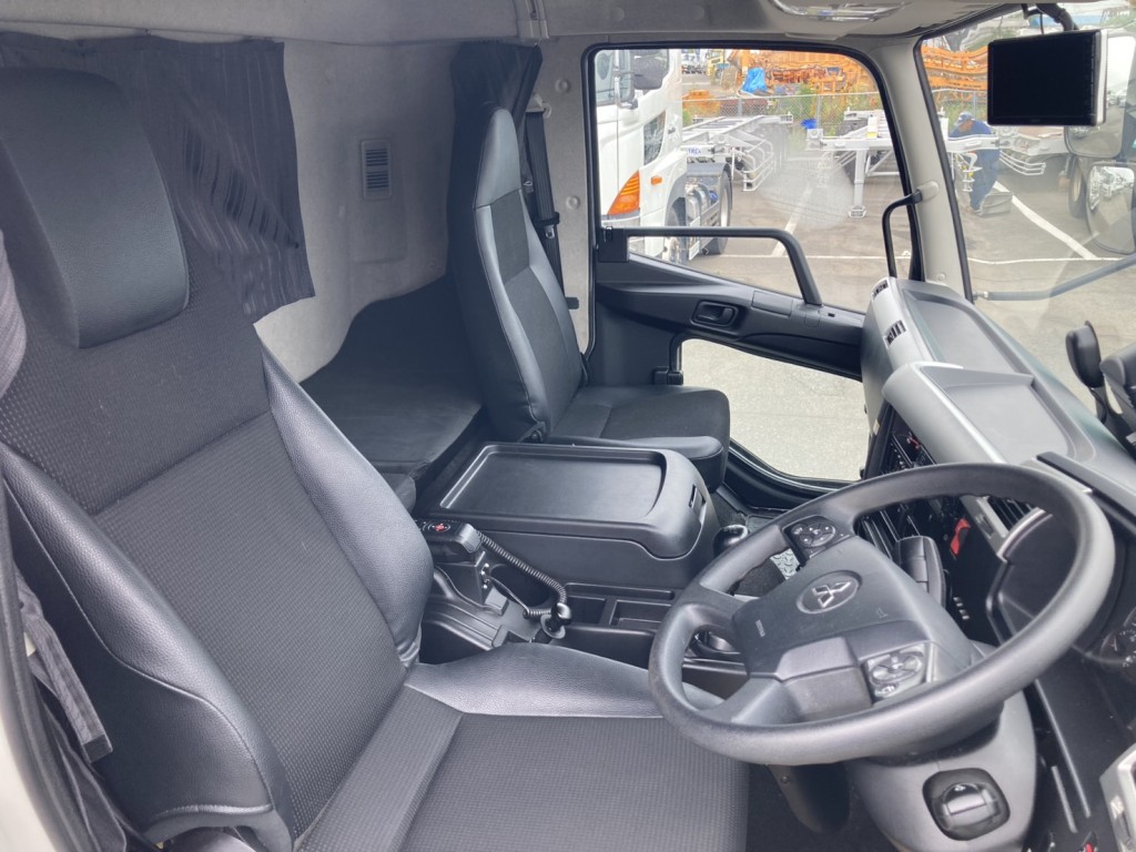 車内です。|三菱 ファイター 2KG-FK65F(2WD)の写真12