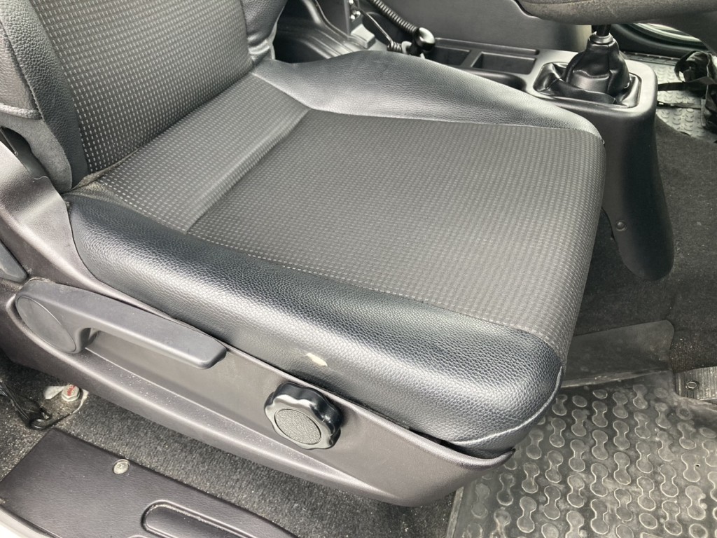 シート座面の状態です。（右側に小さいヤブレが有ります。）|三菱 ファイター 2KG-FK65F(2WD)の写真13