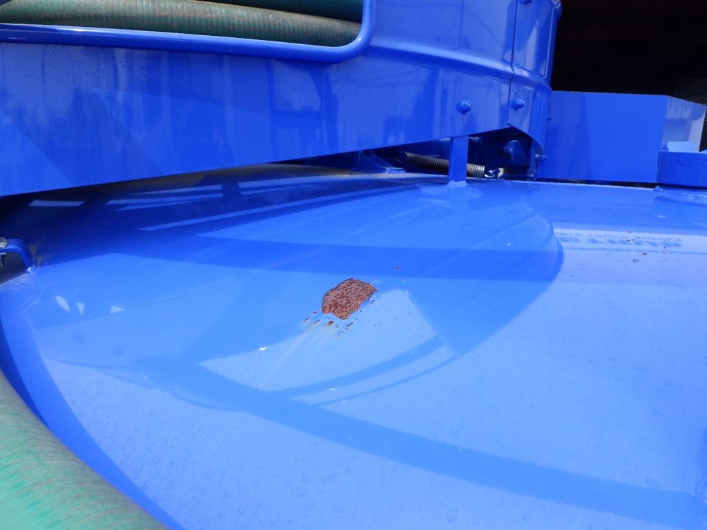 タンクの助手席側後方にサビがあります。|いすゞ エルフ 2PG-NKS88AN(2WD)の写真21