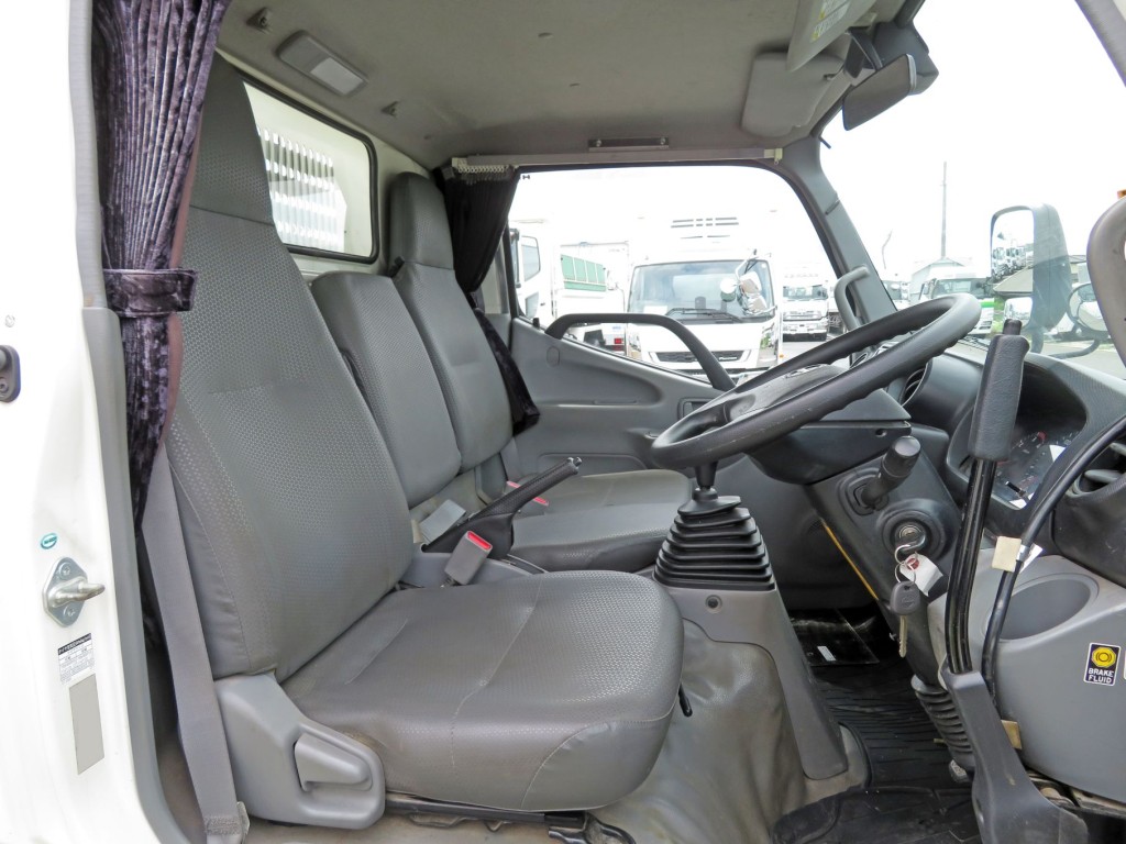 乗車定員は3名です。|日野 デュトロ TKG-XZU620T(2WD)の写真8
