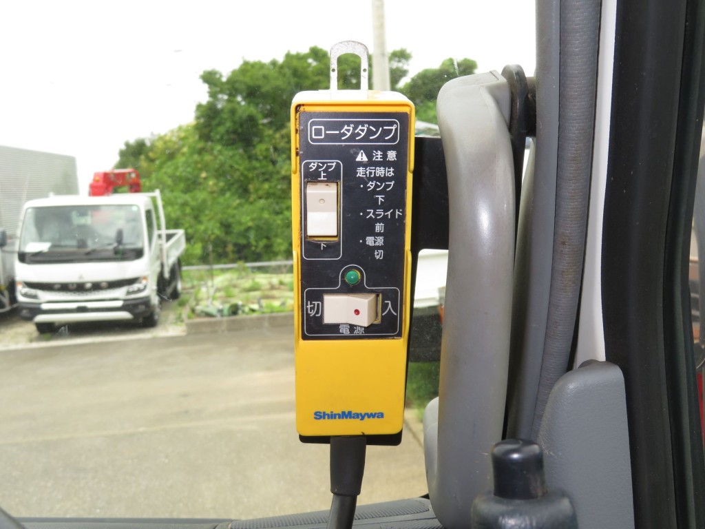 ダンプの操作スイッチです。|日野 デュトロ TKG-XZU620T(2WD)の写真16