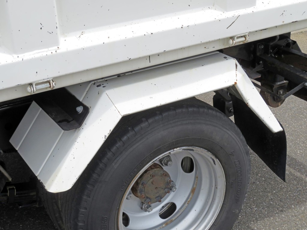 助手席側リアフェンダーに細かいキズ・サビがあります。|日野 デュトロ TKG-XZU620T(2WD)の写真22