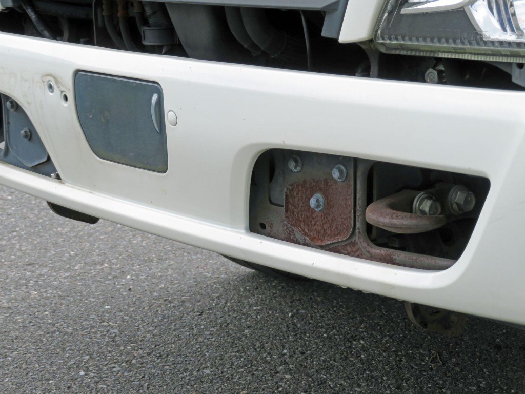 フロントバンパーのステーにサビがあります。|日野 デュトロ TKG-XZU620T(2WD)の写真34