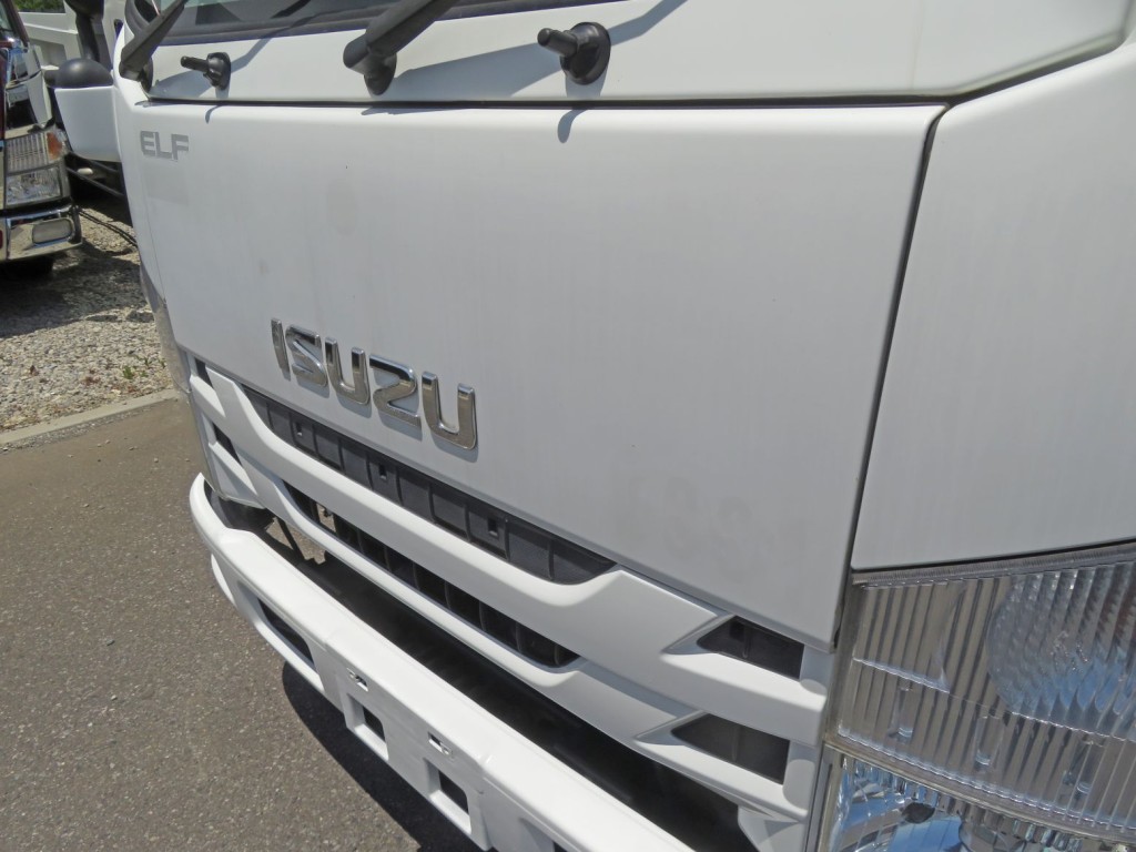 フロントパネルに細かいキズ・看板はがし跡があります。|いすゞ エルフ TPG-NMR85N(2WD)の写真22