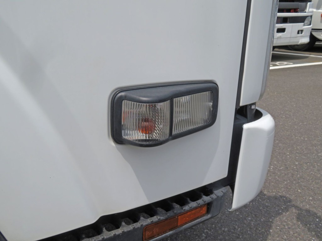 運転席側のウインカーレンズに軽いスレがあります。|いすゞ エルフ TPG-NMR85N(2WD)の写真24