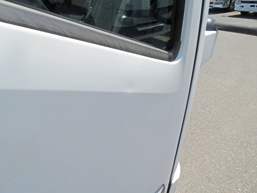 運転席側ドアに小さいヘコミがあります。(タッチペン跡があります)|いすゞ エルフ TPG-NMR85N(2WD)の写真25